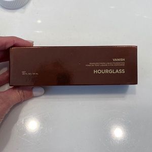 Hourglass Vanish Foundation - Ivory